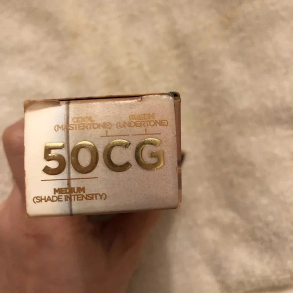 Urban Decay Stay Naked liquid foundation - Picture 2 of 3